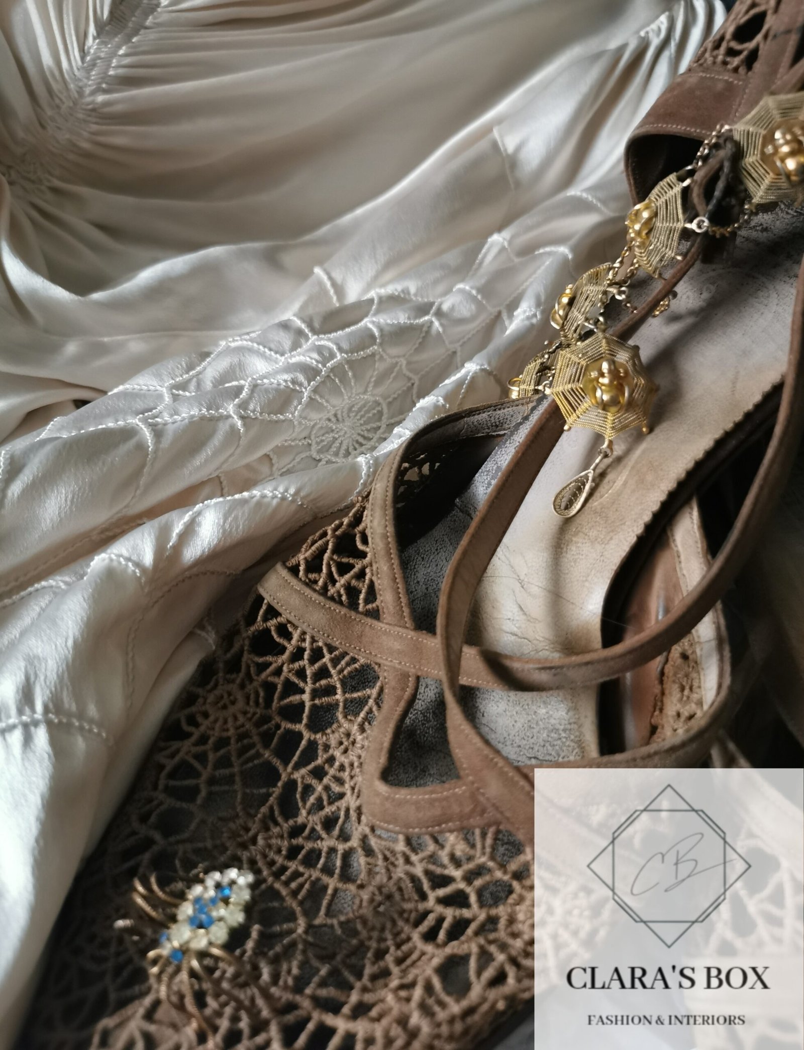 1930s cobweb suede heels, spider dress, British made - Image 7
