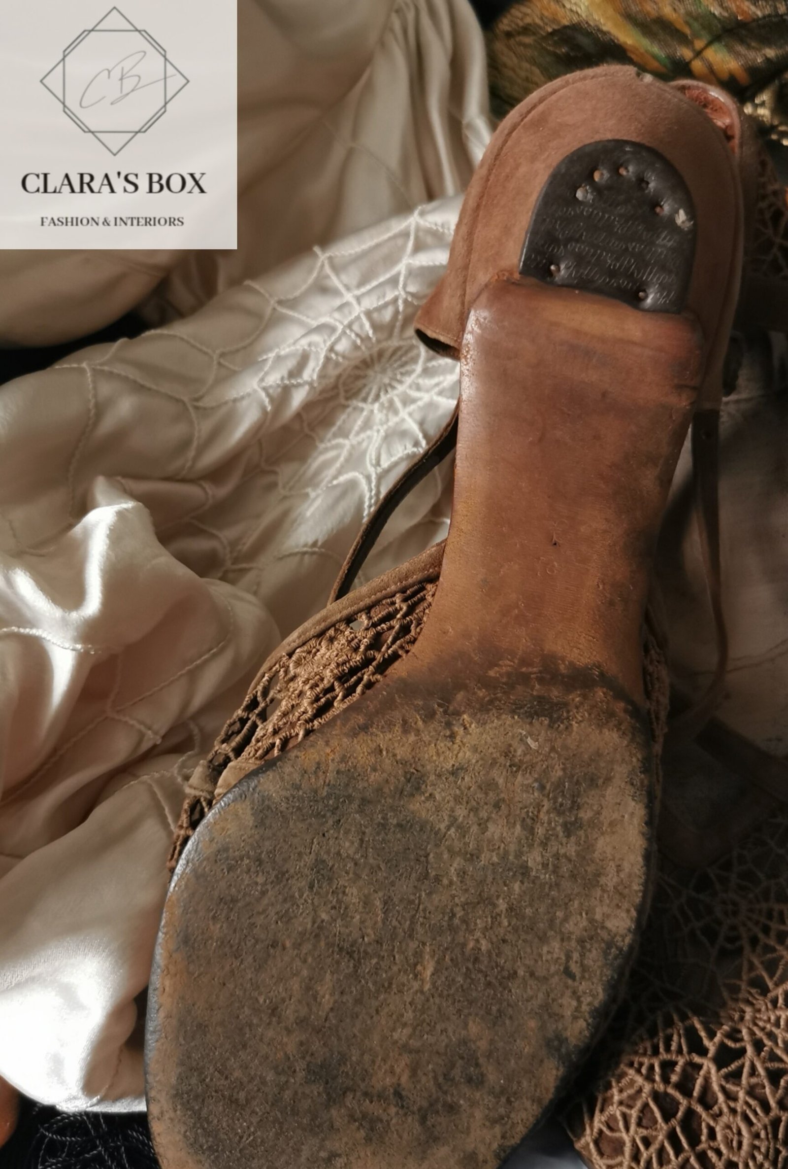 1930s cobweb suede heels, spider dress, British made - Image 5